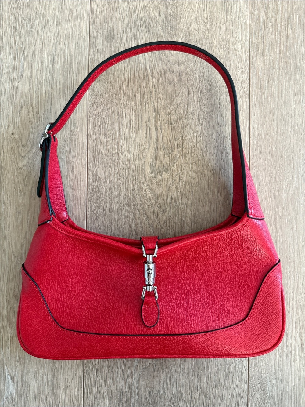 Slim Jackie medium shoulder bag in cherry red 🍒